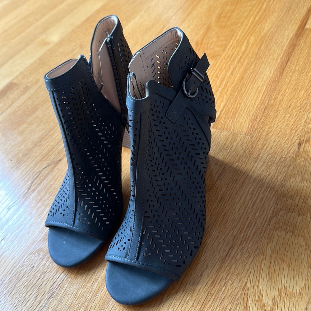 Gray bloom heeled open toed heels